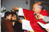 padre-antonio-bozza-battezza-in-albania