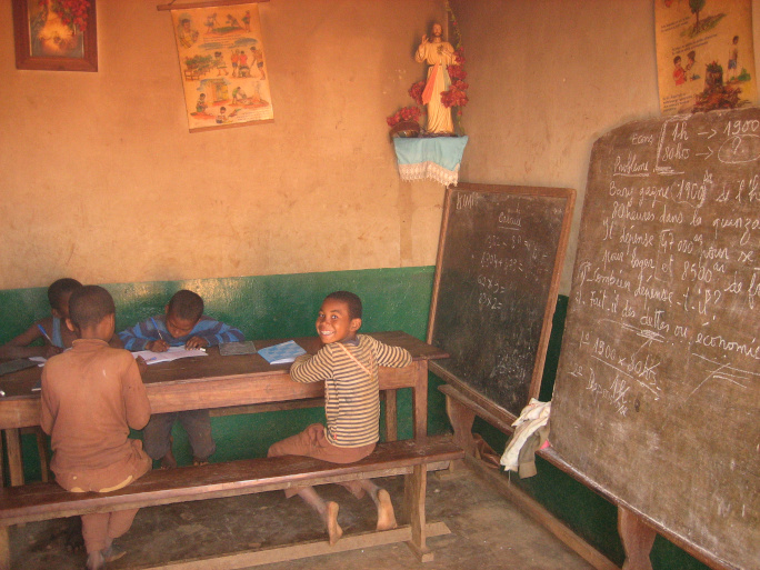 Foto bambini a scuola in un villaggio