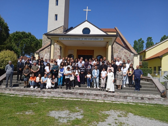 Foto chiesa con missionario e parrocchiani a Boriç
