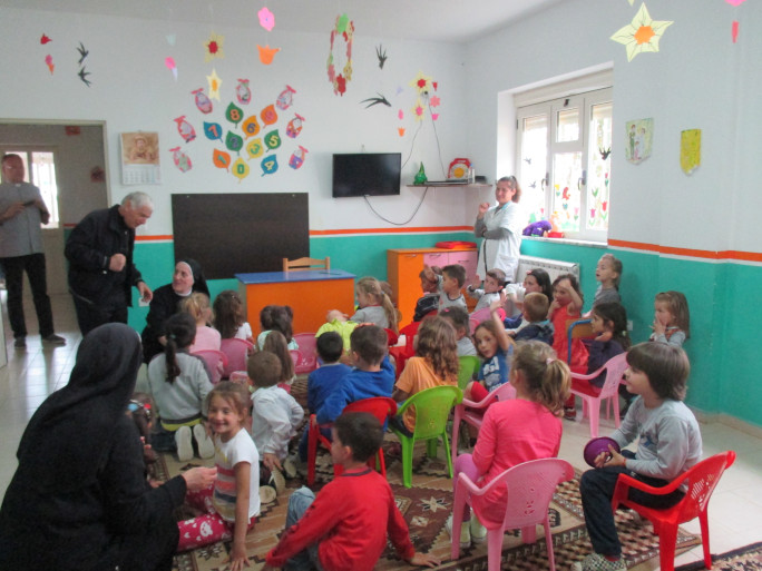 Foto scuola materna con i bambini a Boriç