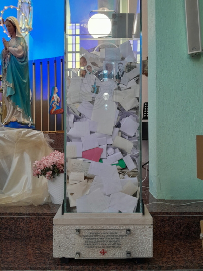 foto dell'urna presente all'interno del Santuario con le intenzioni di preghiere